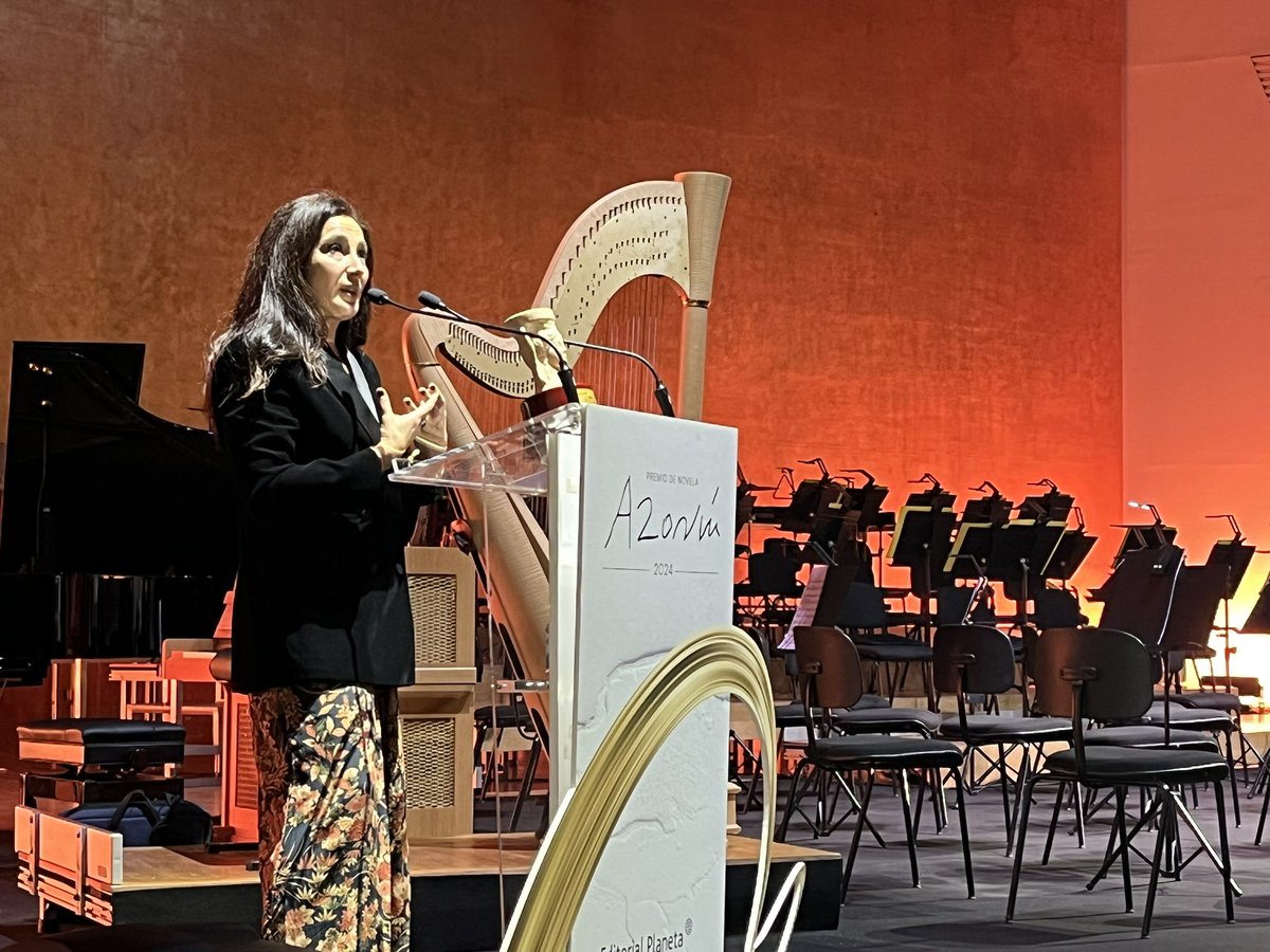 dipuAlicante's tweet photo. La escritora madrileña Cristina López Barrio gana el Premio #Azorin2024 por su novela ‘La tierra bajo tus pies’ 

¡Enhorabuena! 👏🏼👏🏼 https://t.co/CnsaC8pDxn