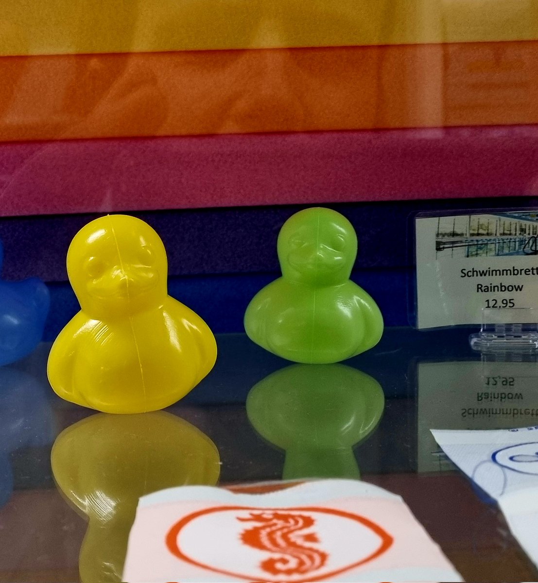 Diesen Donnerstag am Einlassdienst bei den (Rettungs-)SchwimmKursen der <a href="/DLRG_Berlin/">DLRG LV Berlin e.V.</a> im Einsatz. Gerade kommt ein Kind glücksstrahlend raus, es hat heute Bronze absolviert.