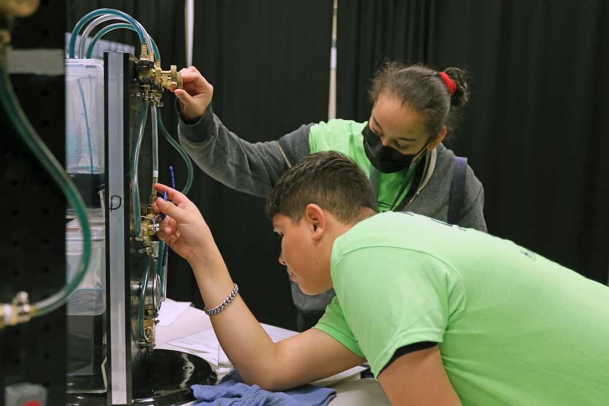 HCDE_CASE's tweet photo. The Afterschool is Cool Youth Expo on March 2 provided students opportunities for work-related experience, career workshops, and connections with employers and education representatives. https://t.co/FWXEaGO0H0 #AfterschoolisCoolExpo #MakingAfterschoolCool https://t.co/51HdIsRY7m