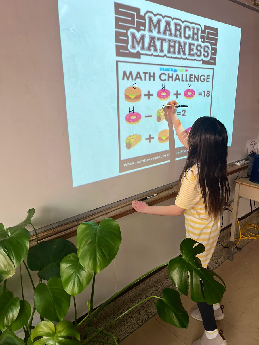 KervinAmy's tweet image. As part @LimestoneDSB’s initiative to increase #mathfluency, we begin each #math class with 15 minutes of targeted fluency practice. Here, Ss are sharing solutions to our daily math problem + explaining the #mentalmath strategies they used. #MarchMathness @Glenburnie_ldsb