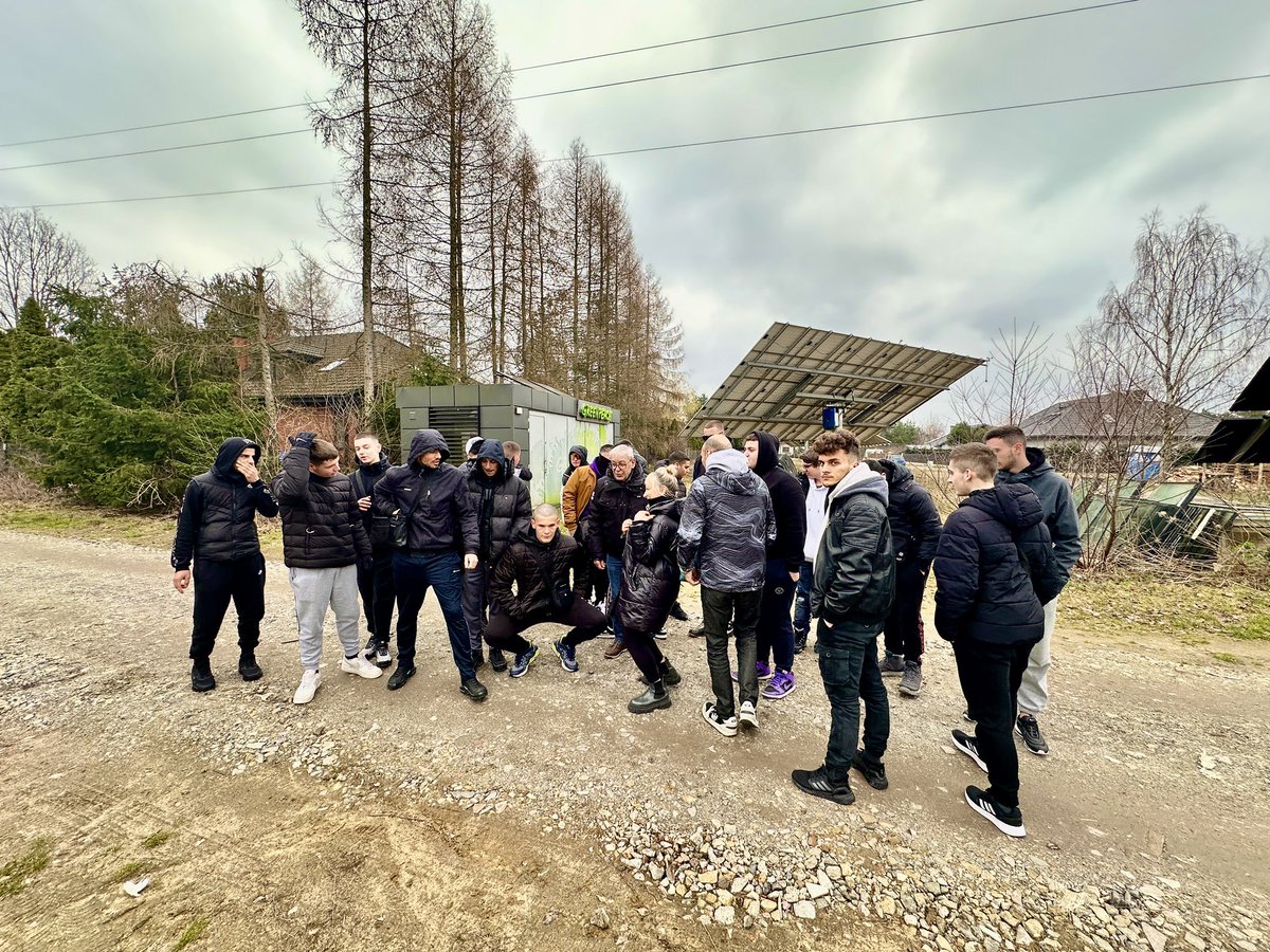 ElektrowniaPV's tweet photo. @OstatniePokolen Byłem „ofiarą” #XR we Frankfurcie. Potem w Amsterdamie. Zawalili nam kawał wakacji. O mało co byliśmy na widowni @WarsawPhil gdy @OstatniePokolen robiło robotę. Jeśli to jest cena zwrócenia uwagi - mają moje wsparcie. Każdego dnia. I @trzaskowski_ też ich pewnie poprze. #SempreFi https://t.co/SSxtK8r3l0