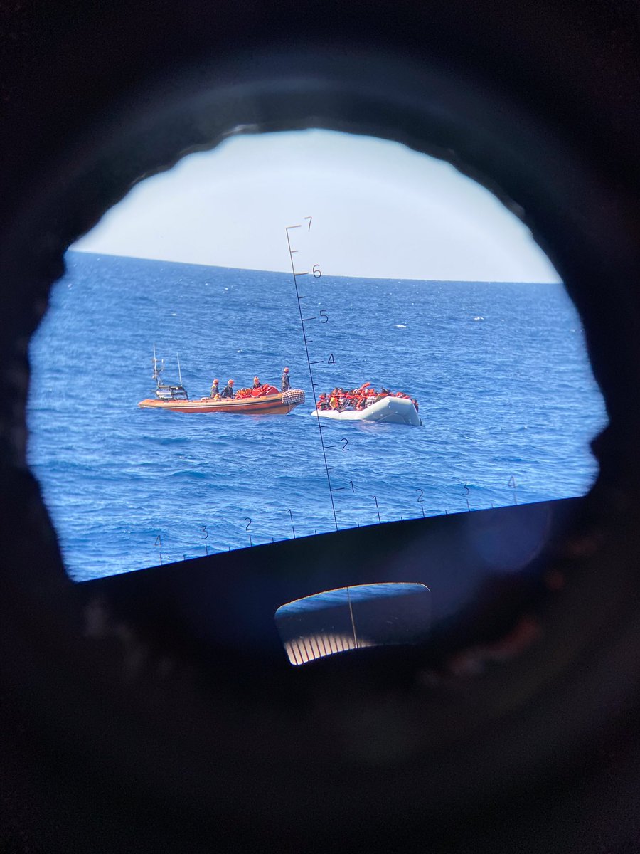 Die #SEAEYE4 rettete heute 84 Menschenleben. Während des Einsatzes richtete die sog. Libysche Küstenwache ihre Waffen auf unser Rettungsboot. Es kann nicht sein, dass unsere Rettungskräfte während ihrer humanitären Arbeit in den Lauf einer Kanone sehen müssen! 📸@melissamarchi5