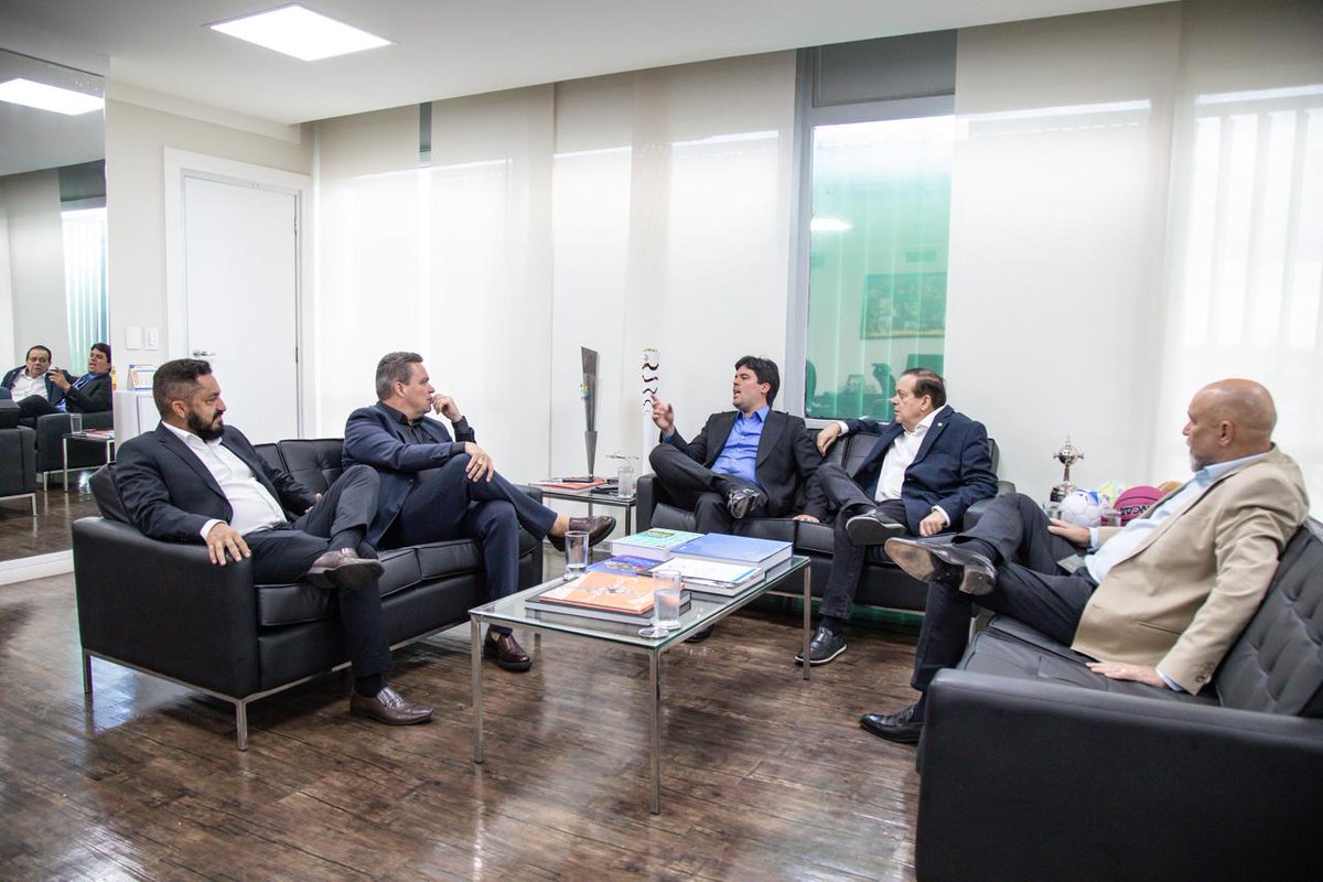 AdsonBatista's tweet photo. Ao lado do presidente do Conselho de Administração, Jovair Arantes, do diretor de Relações Institucionais, José Alves Firmino, e do Diretor de Patrimônio, Itamir Campos, estivemos com o Ministro do Esporte, @andre_fufuca, e fomos muito bem recebidos no seu gabinete, em Brasília, onde tratamos de assuntos importantes e pontuais do futebol brasileiro.

Convidamos o Ministro do Esporte pra conhecer o Estádio Antônio Accioly e assistir conosco o jogo Atlético Goianiense x Flamengo, que será nossa partida de estreia no Campeonato Brasileiro da Série A deste ano. @EsporteGovBR 🤝