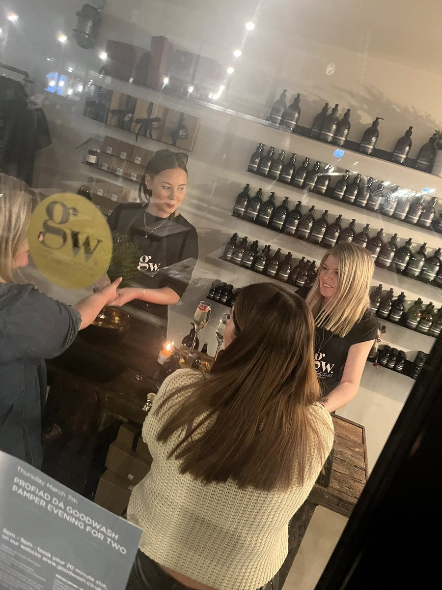 TheGoodwashCo's tweet photo. Our criw ensuring our guests are relaxed and hapus #Goodpamperevening @TheGoodwashCo @goodsheds #lyfli ๐ฅ#IWD2024 https://t.co/WFyc0cXKgn
