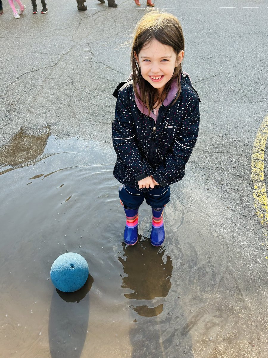 Mrs_SBrito's tweet photo. Sometimes outdoor play can get a little messy. However we are learning and having fun. Outdoor play helps us grow socially and physically 🤩 https://t.co/nV8qLXzKQQ