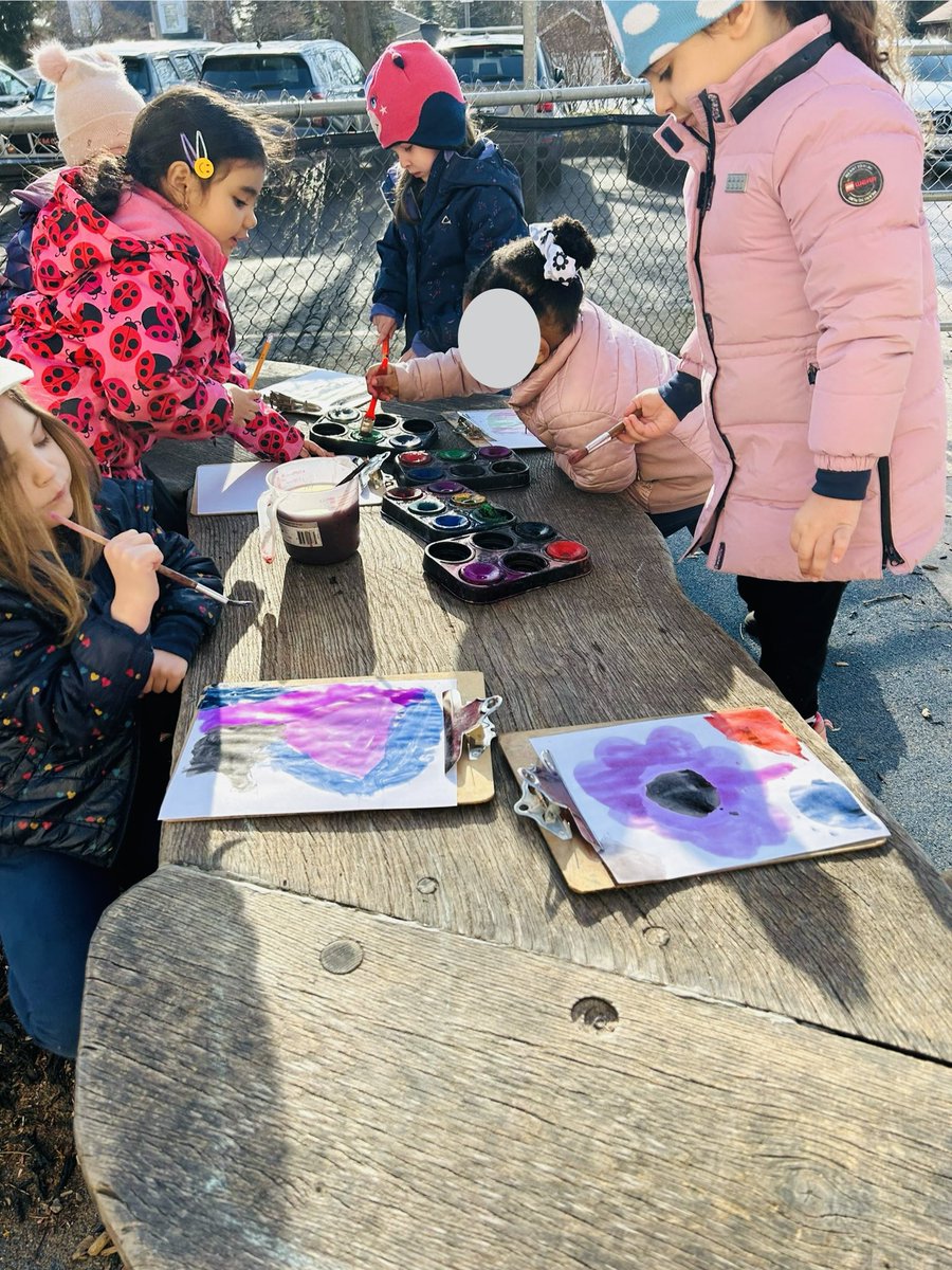 Mrs_SBrito's tweet photo. Sometimes outdoor play can get a little messy. However we are learning and having fun. Outdoor play helps us grow socially and physically 🤩 https://t.co/nV8qLXzKQQ