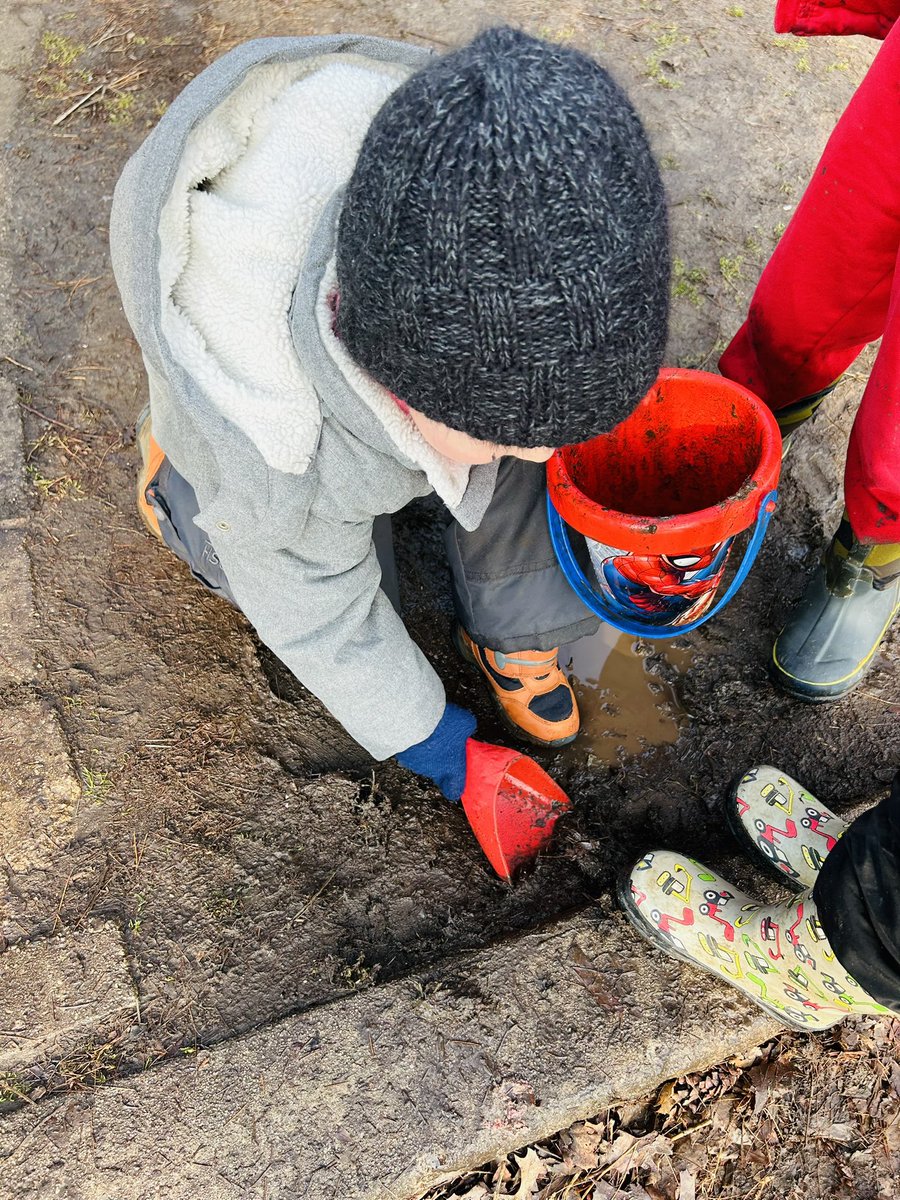Mrs_SBrito's tweet photo. Sometimes outdoor play can get a little messy. However we are learning and having fun. Outdoor play helps us grow socially and physically 🤩 https://t.co/nV8qLXzKQQ