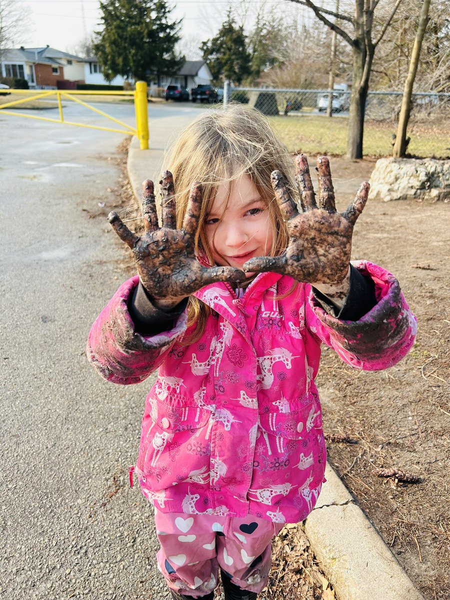 Mrs_SBrito's tweet photo. Sometimes outdoor play can get a little messy. However we are learning and having fun. Outdoor play helps us grow socially and physically 🤩 https://t.co/nV8qLXzKQQ