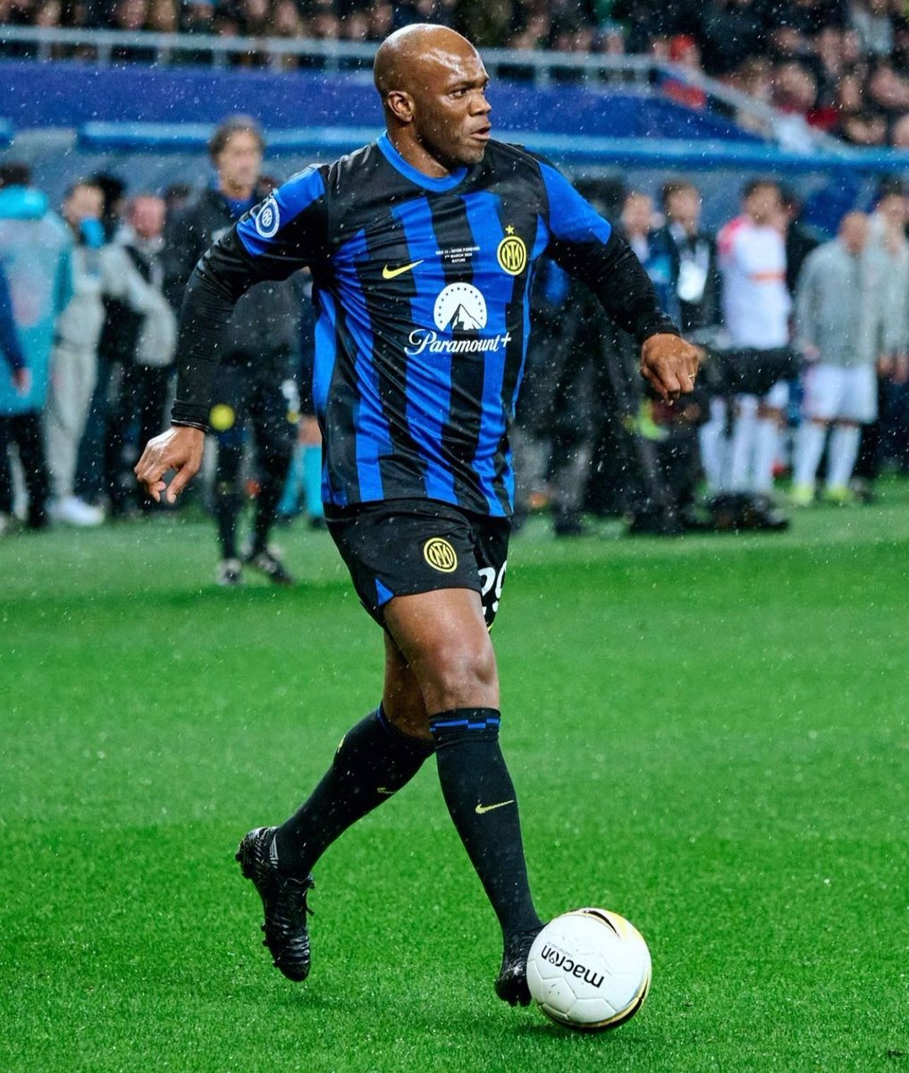 Y un día, David Suazo volvió a jugar con la camiseta del Inter de Milan en  el partido de leyendas. El Rey 🔵⚫️👑, image size:1017x1200