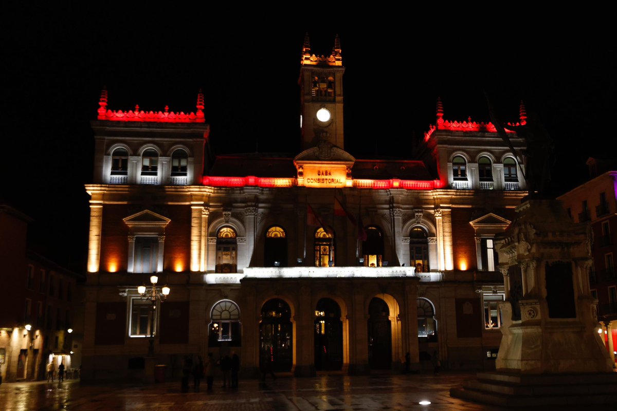 🇪🇸 Hoy, 7 de marzo, con motivo de la conmemoración del CCCLXXV Aniversario de la creación del Regimiento de Caballería Farnesio Nº12, la #CúpulaDelMilenio, la Fuente de Zorrilla y el Ayuntamiento se iluminan con los colores de la bandera española.
@CasaReal