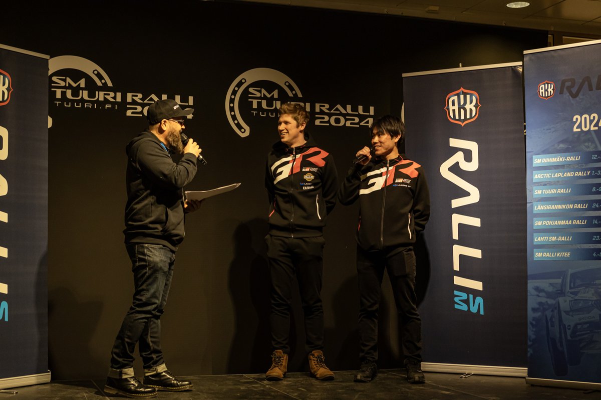 RalliSM's tweet photo. Etkot etkoiltu, kiitos kuljettajavieraille ja yleisölle, jota oli saapunut mukavasti Kyläkaupalle - Huomenna aamusta ruvetaan nuottihommiin ja illalla käynnistellään ralli toden teolla kahdella ensimmäisellä erikoiskokeella 😎

#rallism #tuuriralli #rsjm #flyingfinn https://t.co/yRy0PzBN1g