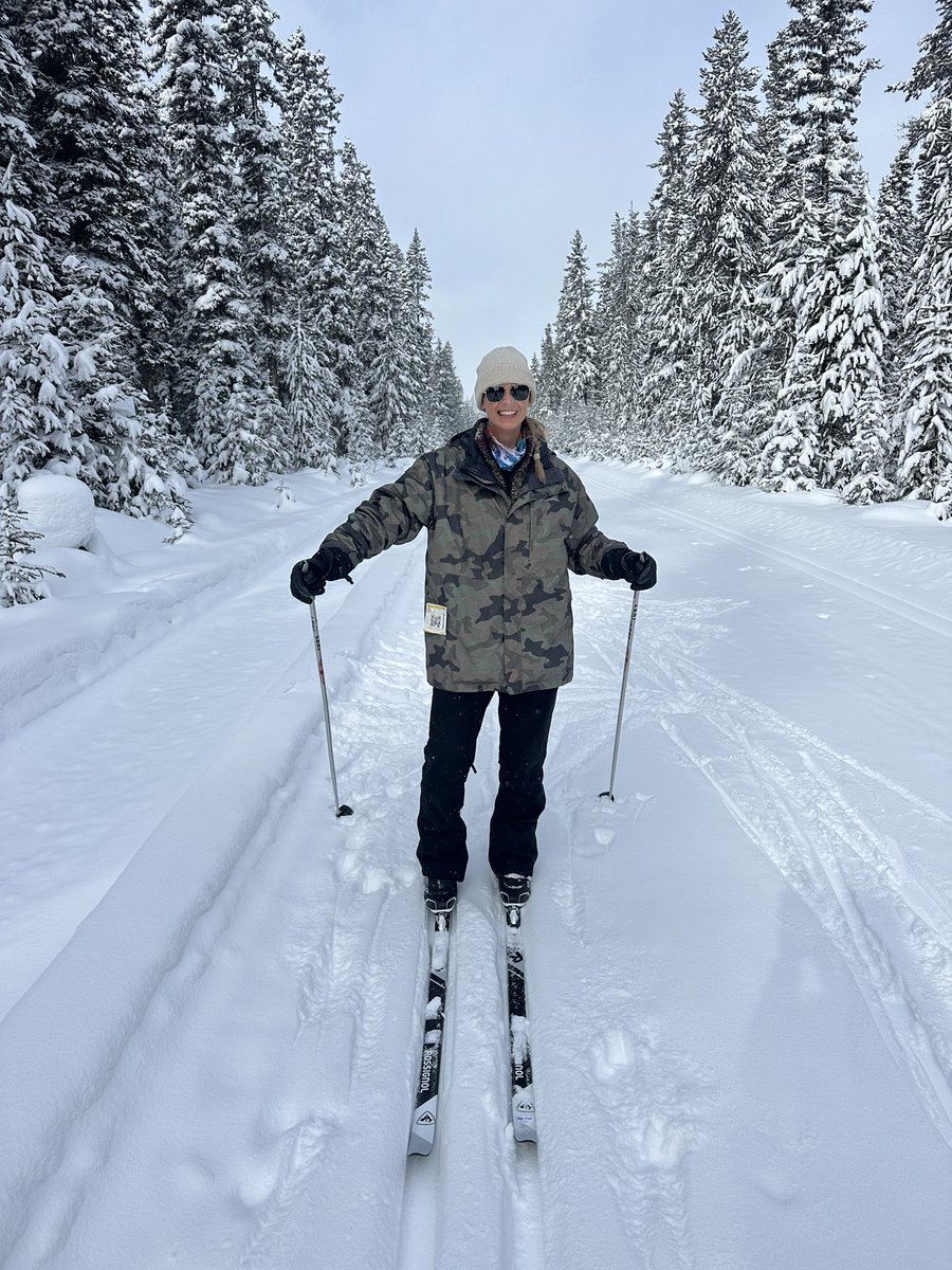 I just got back from the most INCREDIBLE winter adventure with @banfflakelouise! I got to try out some winter sports I had never even considered like Ice Climbing and Cross-Country Skiing! Here's the FULL Vlog of my EPIC experience! ❄️☃️🏂 youtu.be/49rzwdsGuus?si…