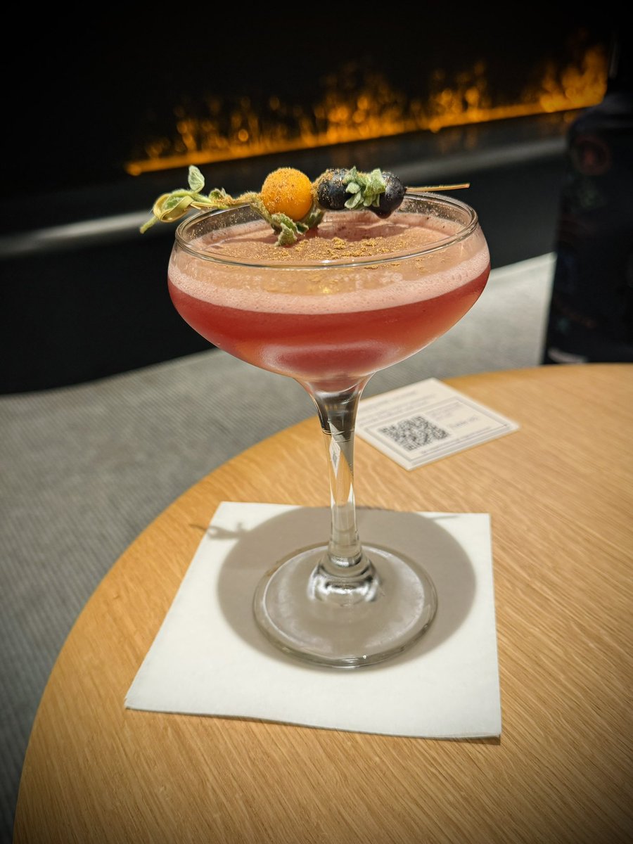 paulgordonbrown's tweet photo. I wanna fly @JetBlue BOS>LGA>BOS all the time now that there’s a @Chase Sapphire Lounge on either side. 😍 https://t.co/ZZohNbMbBv