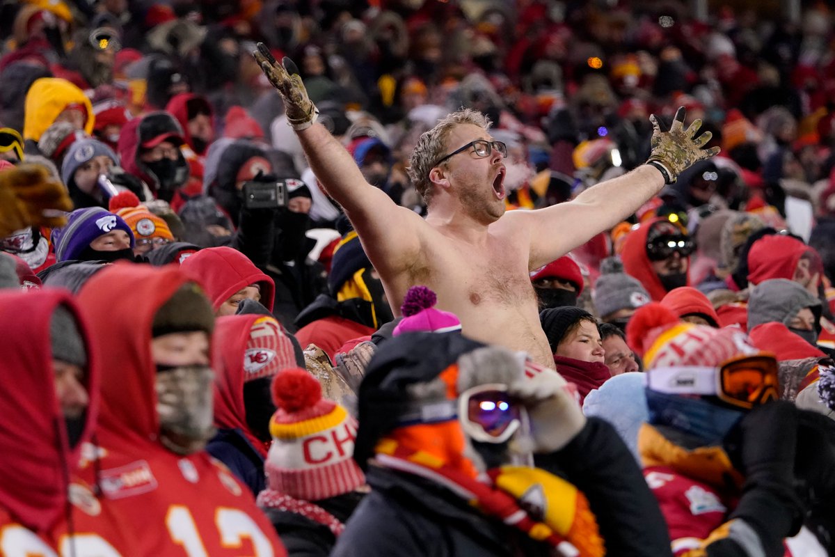 NFL_DovKleiman's tweet photo. Some of the fans who suffered frostbite at the January playoff game between the #Chiefs and #Dolphins might need amputations, per @fox4kc 

Temperatures were minus 4 degrees Fahrenheit at kickoff, with a wind chill of minus 27F. https://t.co/9R5MKTkKjA