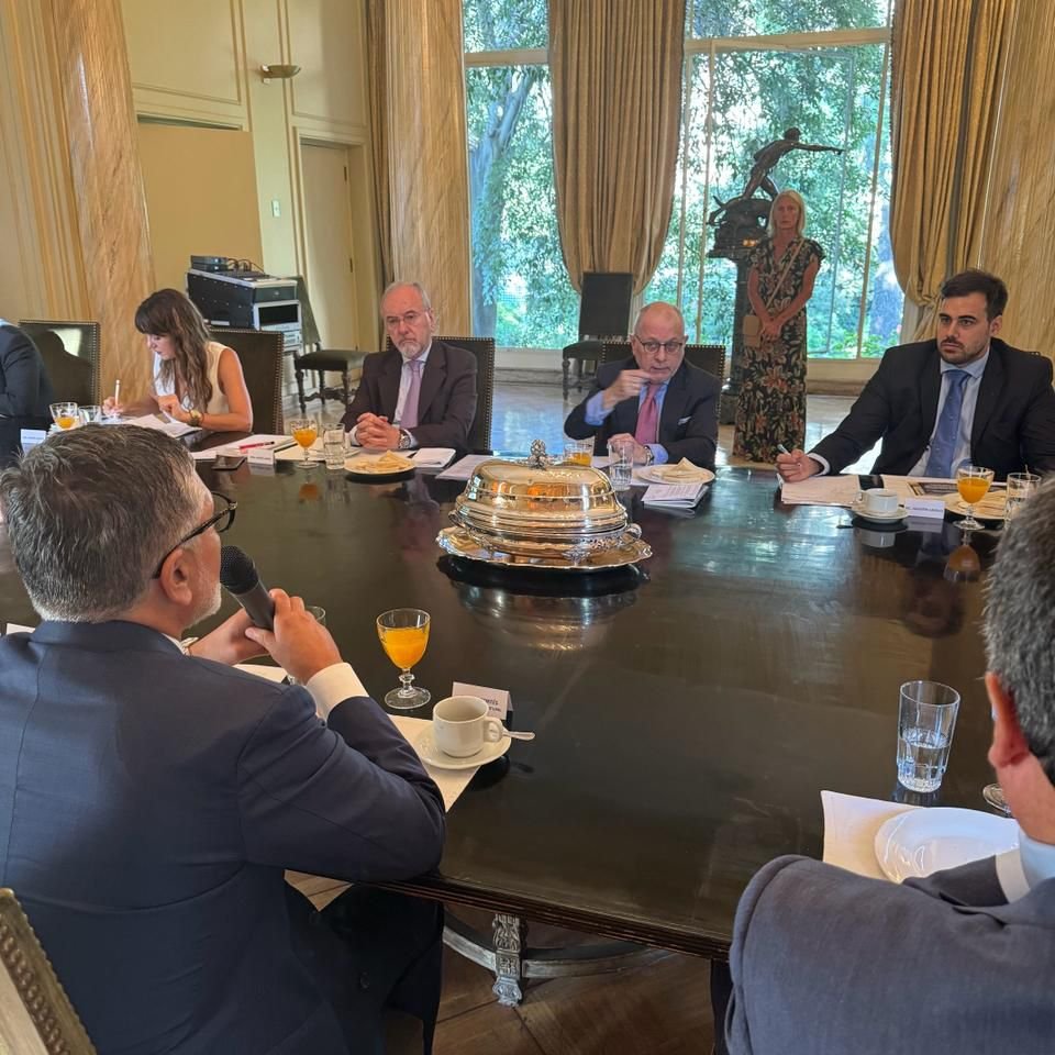 <a href="/JorgeFaurie/">Jorge Faurie</a> <a href="/Gendarmeria_CL/">Gendarmería de Chile</a> Hoy por la mañana, <a href="/JorgeFaurie/">Jorge Faurie</a>  mantuvo un desayuno de trabajo con la <a href="/AGN_Chile/">AGN Chile</a> y los principales compradores de gas argentino en 🇨🇱. 
Cabe destacar que el gas de 🇦🇷 supuso en 2023 el 50% del gas consumido por Chile.