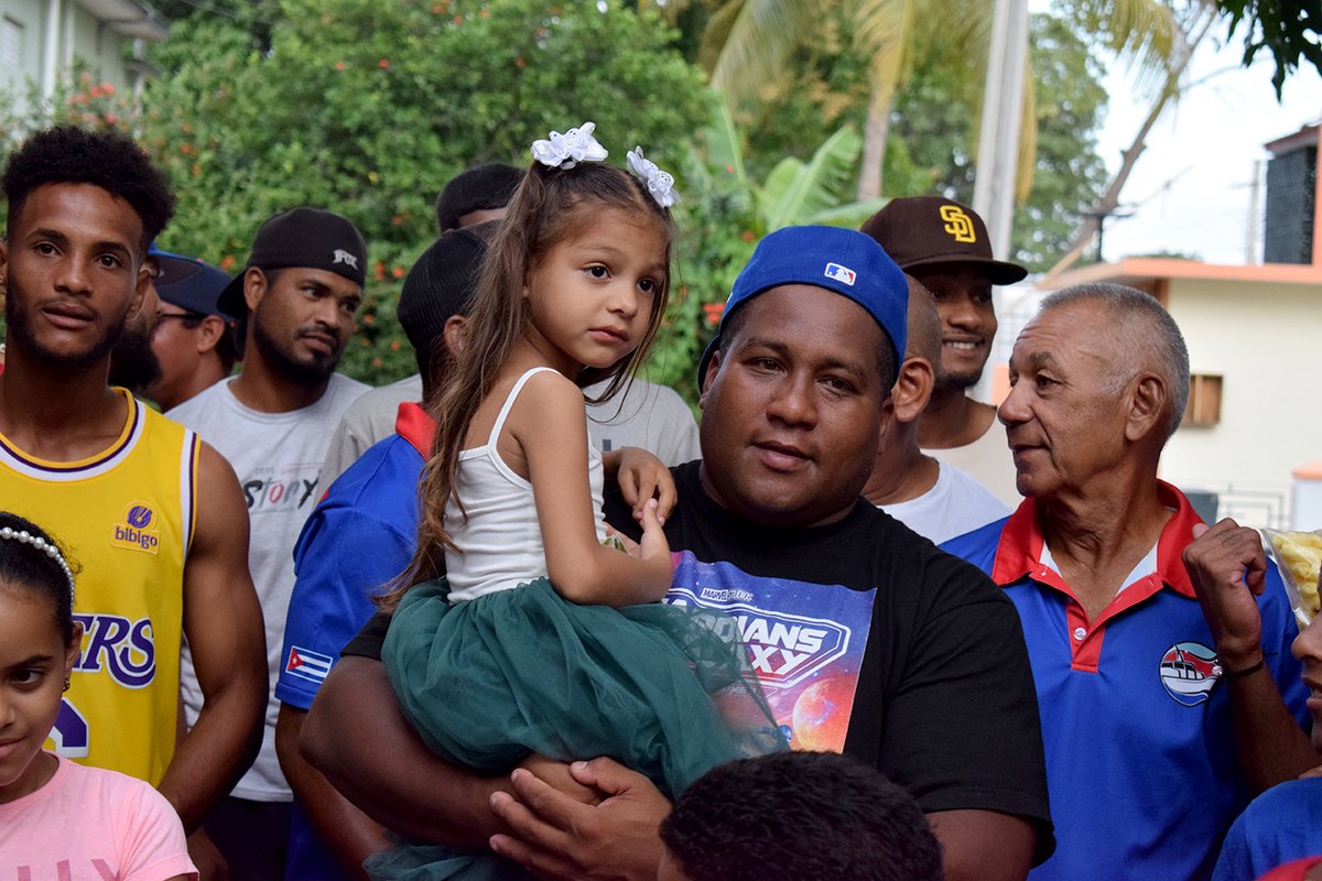 CMKX_English's tweet photo. The #AlazanesDeGranma visited on Tuesday the Home for Children without Family Protecction in #Bayamo, where 10 children live. 
The baseball players gave them some sweet gifts and love. 
 📸CMKX Radio Bayamo
#ProvinciaGranma
#BéisbolCubano
#63SNB
#baseballczech #Cuba https://t.co/8gyCPBTobB