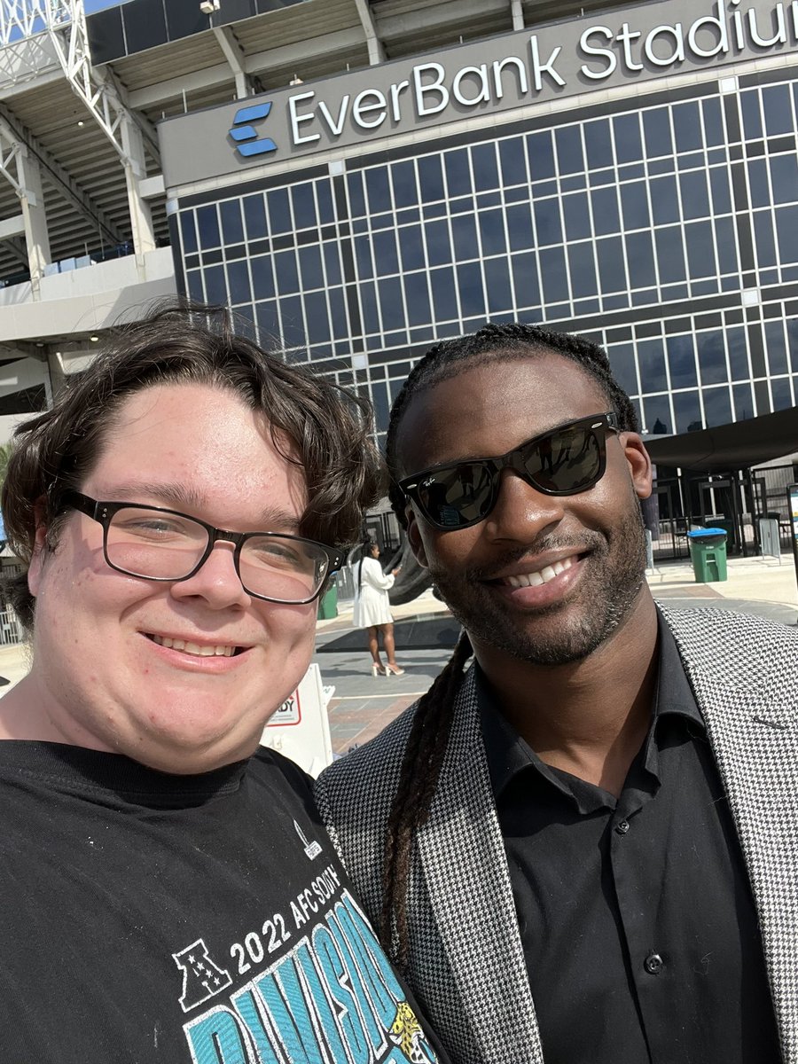 Shoutout to @cyp and @Jaguars for letting fans get a chance to meet and congratulate Johnathan Cyprien on retiring a Jaguar.