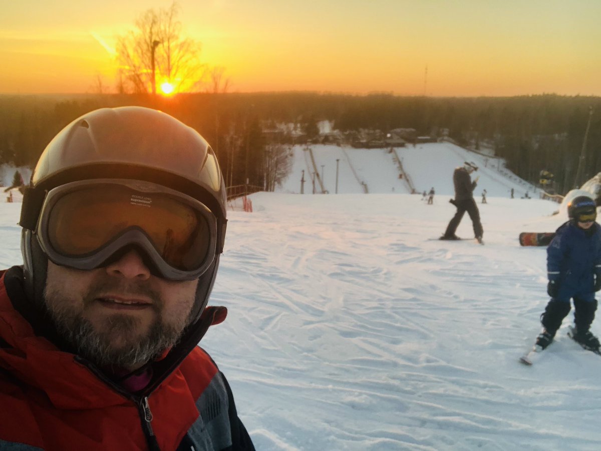 kallevihtari's tweet photo. Hyvät oli vielä rinteet Sipoon Alpeilla. Eskarilaisen kanssa yritettiin oppia pois ”Matti ja Teppo”-ilmiöstä (tunnen kuinka vauhti kiihtyy). Ja hyvinhän se onnistu hiljennellä ja mutkitella. #alpit #sipoo #talma #lumilautailu #laskettelu https://t.co/PJhVXSBqMK