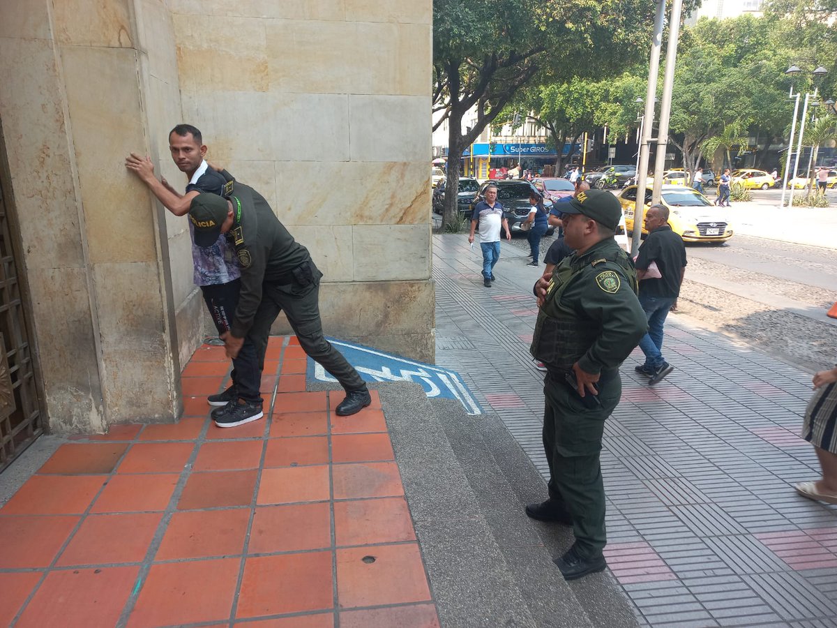 DanielV49721412's tweet photo. La Seccional de Protección y Servicios Especiales Mecuc, bajo la misionalidad del Grupo Protección a Personas e Instalaciones MECUC, presta su servicio de seguridad a las instalaciones de la Sesión del Concejo de la alcaldía municipal de Cúcuta.

ES UN HONOR SER POLICÍA https://t.co/puZ3ppLgDP