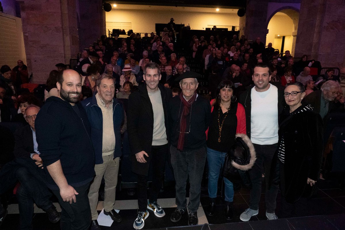 Bergarako alkateak, Gorka Artolak (<a href="/gorkasato/">Gorka Artola</a>), gaurko ekitaldian esan bezala, urrutitik gatoz eta urrutira goaz; eta bide horretan Jose Mari Esparza bezalako erreferenteak behar ditugu.

Eskerrik asko urte hauetan guztietan emandakoagatik.