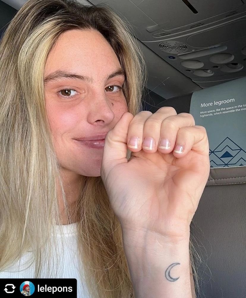 revistahash's tweet photo. “Han pasado 2 meses y hasta ahora no he roto mi meta. Si cuidas tu salud mental y haces que sea prioridad mejorarte, superarás muchos obstáculos”, expresó Lele Pons en su publicación, acompañada de varias fotografías que mostraban el deterioro de sus uñas. https://t.co/qeR5GOKH3e
