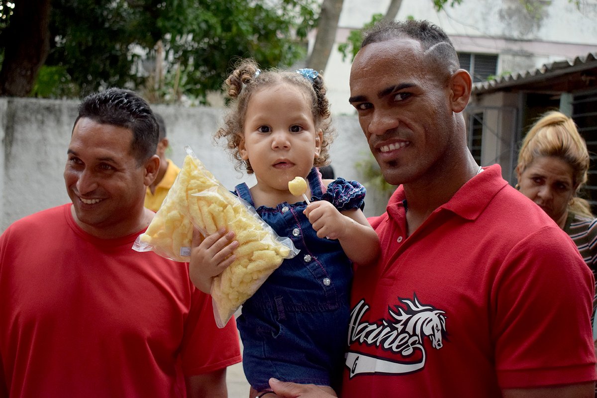 CMKX_English's tweet photo. The #AlazanesDeGranma visited on Tuesday the Home for Children without Family Protecction in #Bayamo, where 10 children live. 
The baseball players gave them some sweet gifts and love. 
 📸CMKX Radio Bayamo
#ProvinciaGranma
#BéisbolCubano
#63SNB
#baseballczech #Cuba https://t.co/8gyCPBTobB