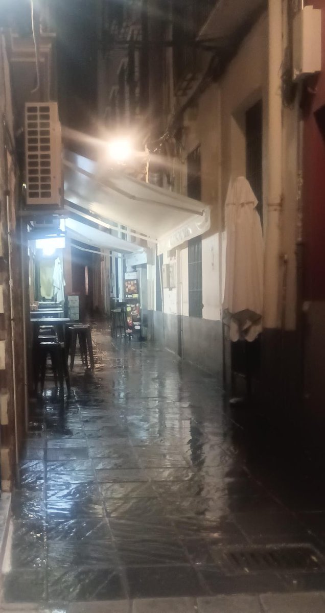 Nuevamente en calle Provincias. No tienen licencia y siguen.. <a href="/PoliciaGr/">Policía Local de Granada</a> <a href="/marifrangr/">Marifran Carazo</a> hay que actuar y no mirar hacia otro lado
