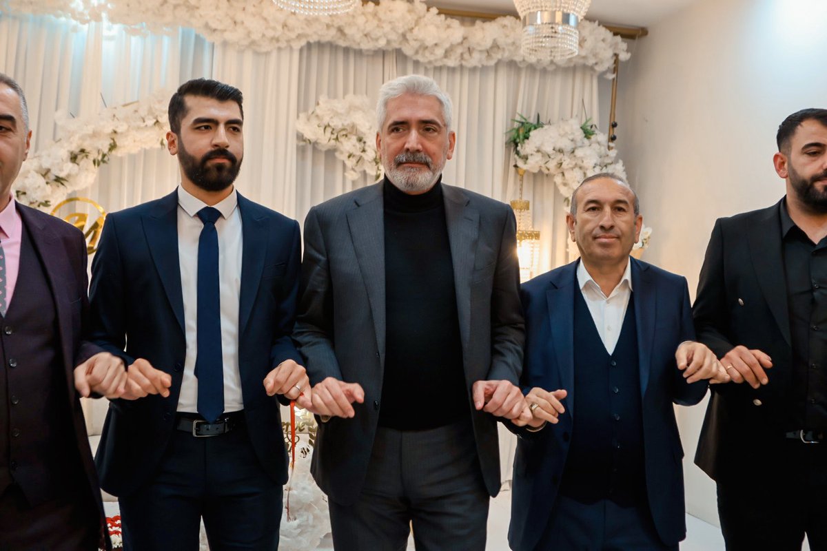 Bedirhanakyol53's tweet photo. Ak Parti Diyarbakır Milletvekilimiz Sayın Galip Ensarioğlu ile birlikte İŞKUR İl Müdür Yardımcımız Muhammed BEYBUR’un kıymetli evladı Muhammed Enes ile Merve çiftimizin nişan merasimine katıldık. 

Beybur ve Bilmez ailelerimizi tebrik ediyor, kıymetli evlatlarına bir ömür boyu mutluluklar diliyorum.

Evlilik yolunda ilk adımlarını atan genç çiftimizi tebrik ederim.
