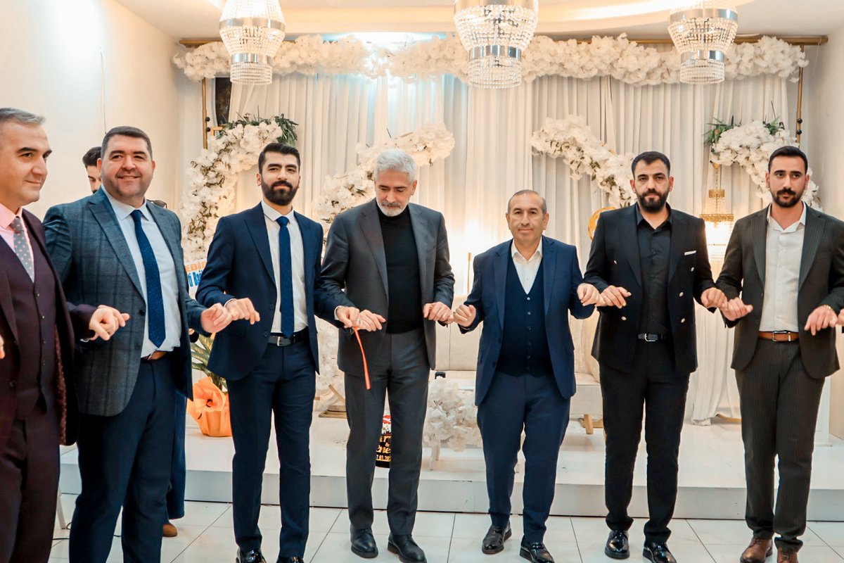 Bedirhanakyol53's tweet photo. Ak Parti Diyarbakır Milletvekilimiz Sayın Galip Ensarioğlu ile birlikte İŞKUR İl Müdür Yardımcımız Muhammed BEYBUR’un kıymetli evladı Muhammed Enes ile Merve çiftimizin nişan merasimine katıldık. 

Beybur ve Bilmez ailelerimizi tebrik ediyor, kıymetli evlatlarına bir ömür boyu mutluluklar diliyorum.

Evlilik yolunda ilk adımlarını atan genç çiftimizi tebrik ederim.