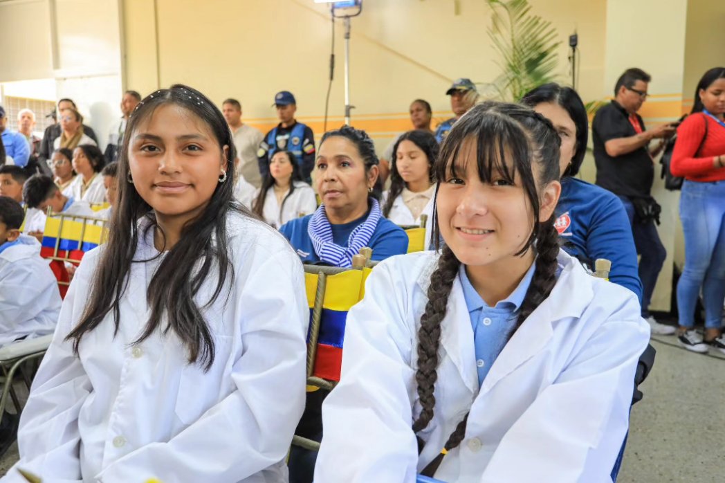 #EsNoticia | Más de 2 mil escuelas técnicas promueven el desarrollo integral de estudiantes en Venezuela 🏫🇻🇪.

Los jóvenes 🧒👧podrán fortalecer sus capacidades para el campo laboral ✅

Más información aquí 👉🏻 tinyurl.com/yn4afj7d

#BienestarSocialParaElPueblo