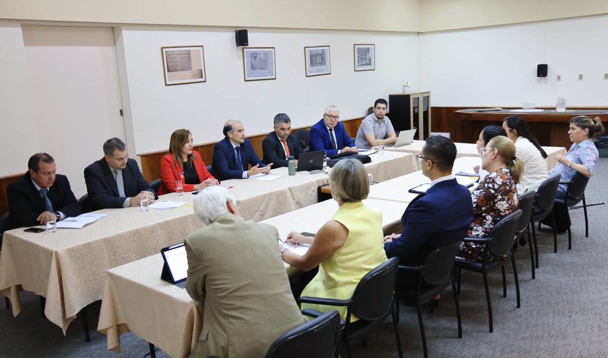 MEF_Paraguay's tweet photo. En su afán de mejorar los servicios y procesos provistos por Catastro, autoridades institucionales se reunieron ayer con representantes del Colegio de Escribanos del Paraguay (CEP) y profesionales del área como parte de una mesa de trabajo.

➡️ https://t.co/uR60DwH3Ct https://t.co/h5KchUBb1G