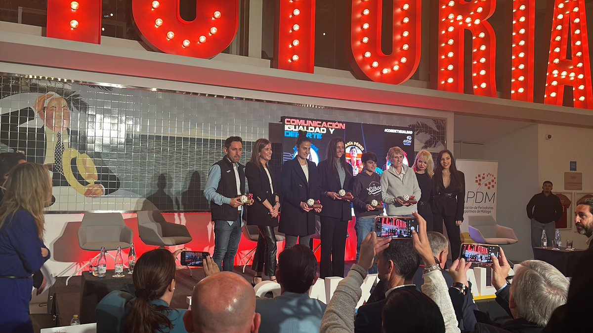 🙏🏼Gracias <a href="/apdeportivosmlg/">APDM</a> por permitirnos vivir esta charla sobre #igualdad #comunicacion y #deporte    Con motivo del #8Marzo 💜 #comdxtigualdad 
👋🏼 grandes deportistas y la gran <a href="/PalomadelrioTVE/">palomadelrioTV</a> 🙌🏽
Gracias X visibilizar la #saludmental