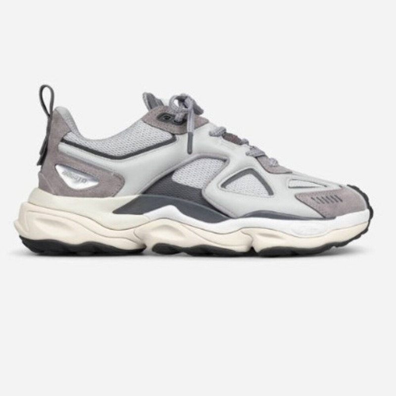 Axelarigato's tweet photo. Forever favorite: Genesis Vintage Runner in white. Get yours at https://t.co/Iglvb6UVKF