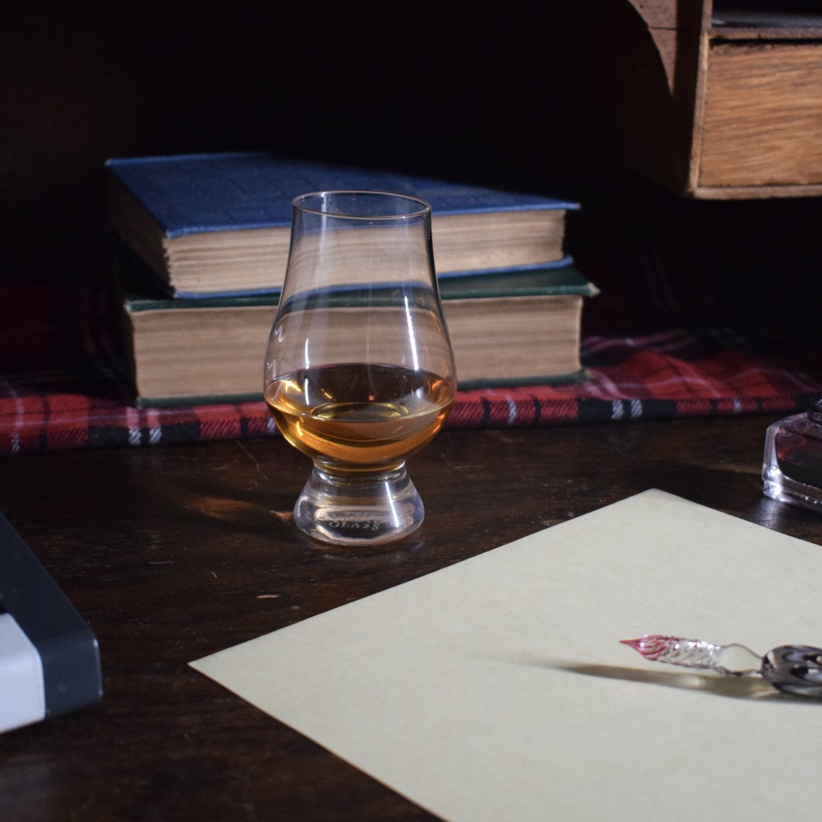 It's #WorldBookDay! 📚 Check out our Short Story Archive whiskyglass.com/crime-short-st… Explore stories from past winners of The Glencairn Glass Short Story Competition, partnered with @ScottishField and @BloodyScotland Next week, we'll announce this year's winner and runner-up!🏅