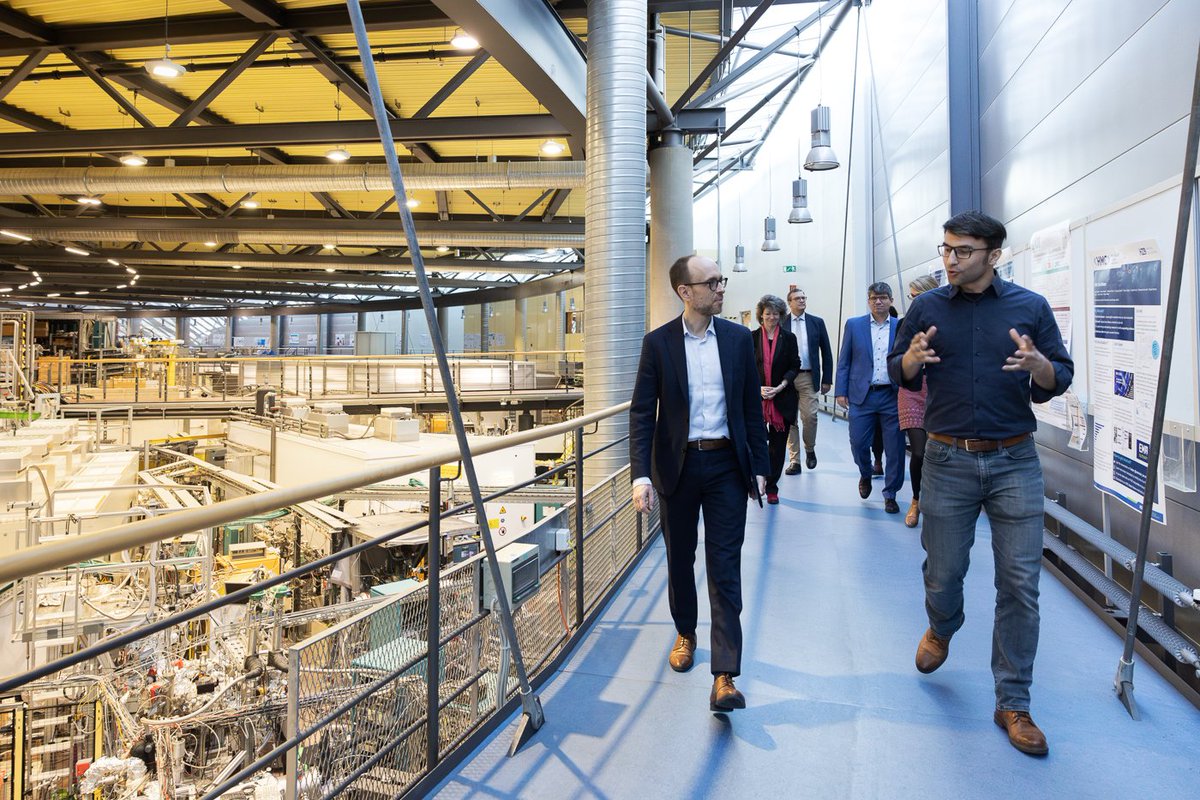 We were very pleased to welcome today MinDir S. Müller and MinR P. Schroth @BMBF_Bund . They made a tour through #BESSYII light source, met many scientists and learnt more about the research done @HZB_de and our international projects.