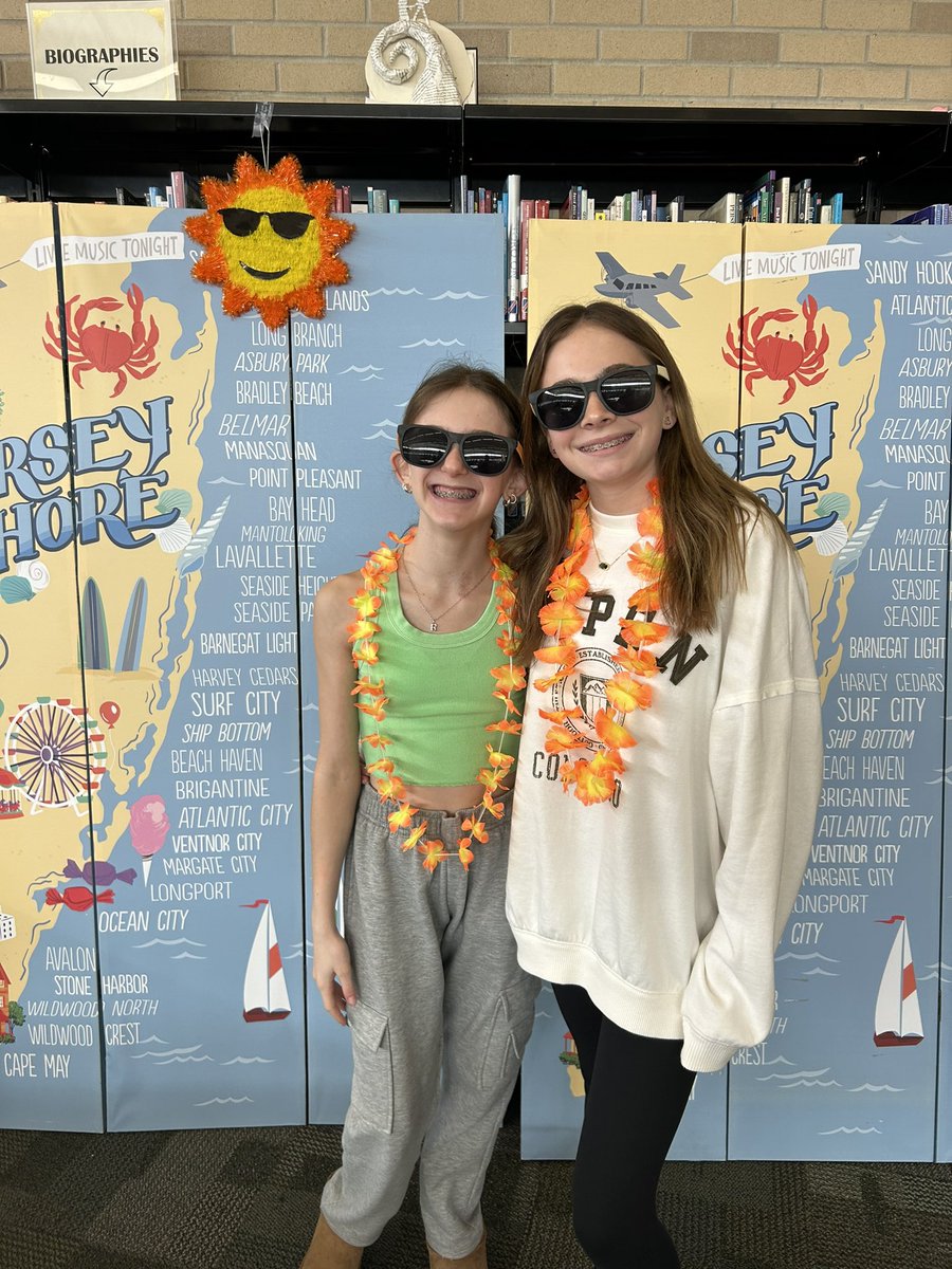 MediaEms's tweet photo. 7th grade Read Across America with beach vibes! #readweek #ReadAcrossAmerica @WPSEisenhower https://t.co/6VEHkbMPUb