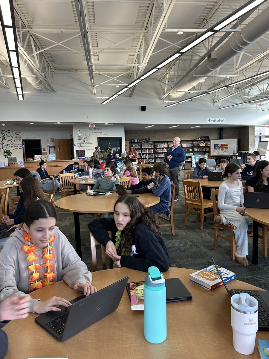 MediaEms's tweet photo. 7th grade Read Across America with beach vibes! #readweek #ReadAcrossAmerica @WPSEisenhower https://t.co/6VEHkbMPUb