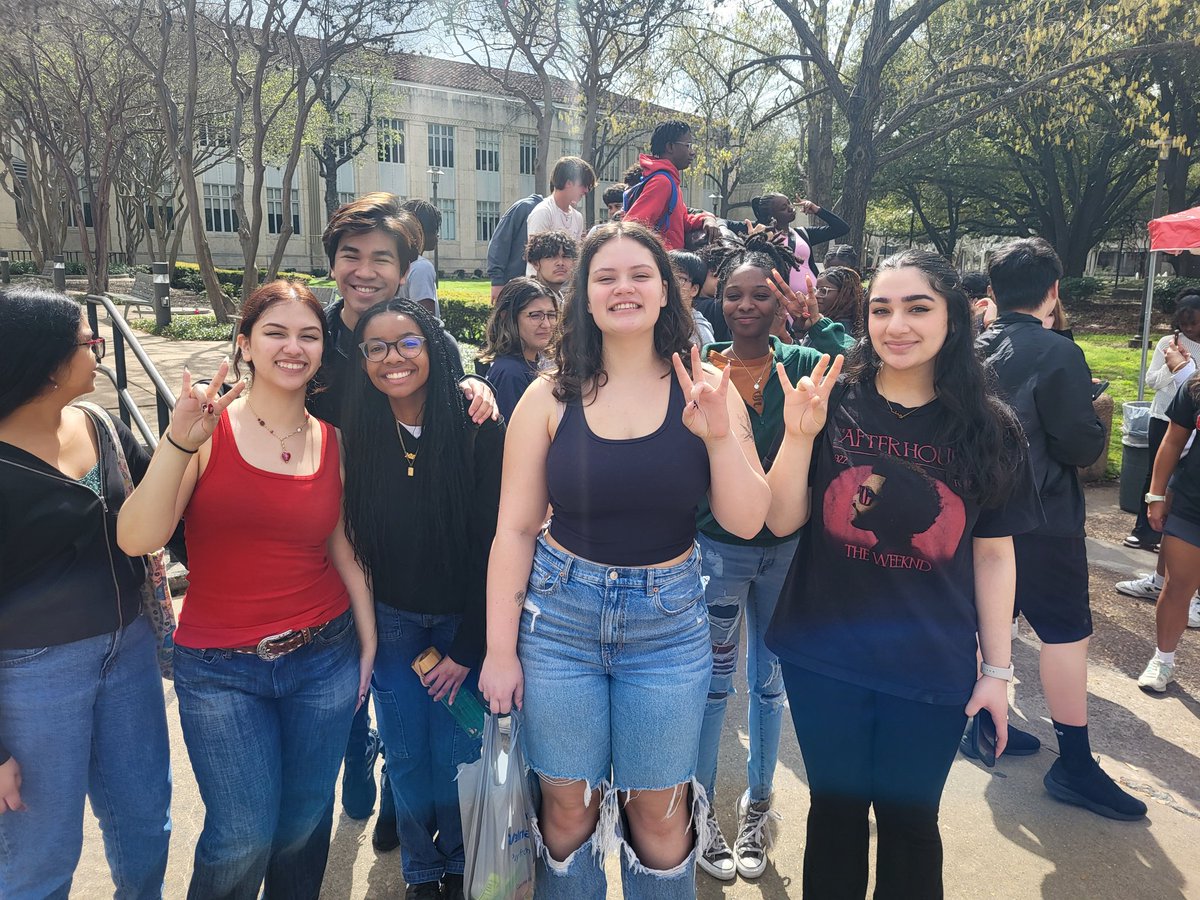 AvidDulles's tweet photo. Had a great time on our campus tour of the University of Houston. @DHS_Vikings https://t.co/1BvKjIq8Qf