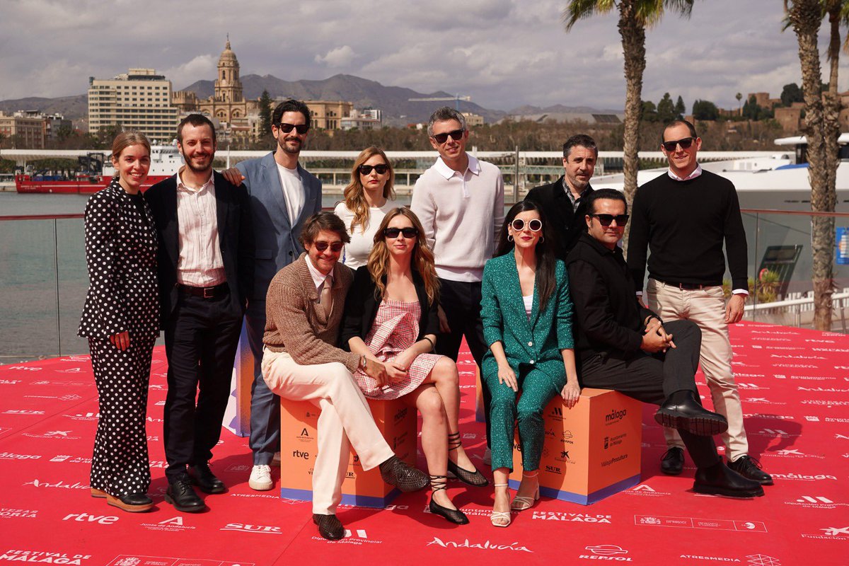 ¡Al suelo todo el mundo! El equipo de #SolosEnLaNoche acaba de aterrizar en Málaga. 

✨🎞Hoy estrenamos en Sección Oficial fuera de concurso en <a href="/festivalmalaga/">Festival de Málaga</a>