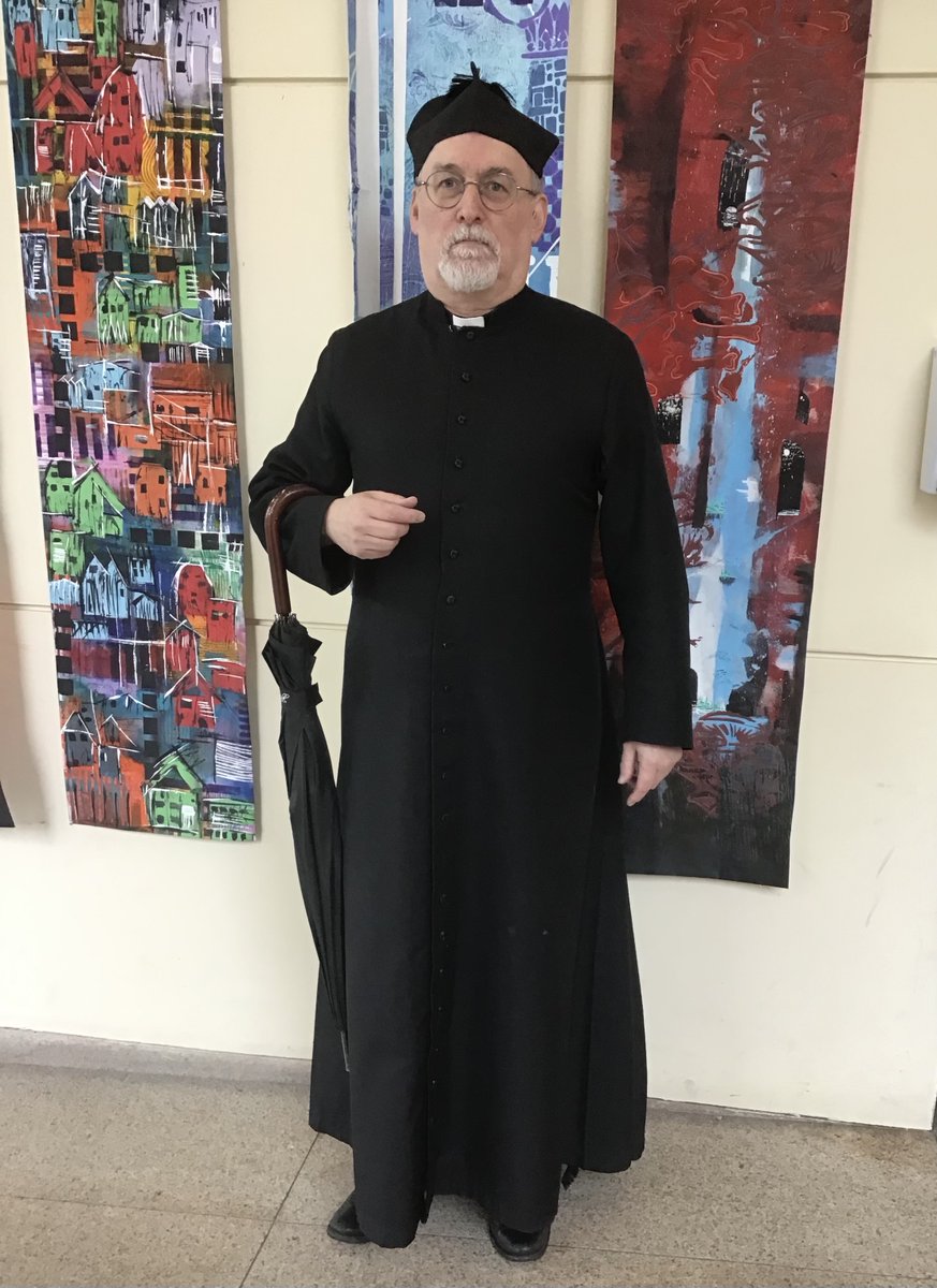 KSWLibrary's tweet image. Some literary characters turned up at school today, to attend our @WorldBookDay lunch. It was possible to spot Beatrix Potter, Mrs Phelps (from Matilda), a magnificent Father Brown (G K Chesterton's fictional priest and detective) &amp;amp; Mrs Banks from Mary Poppins!
#WeLoveReading