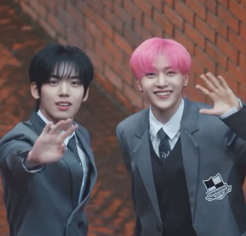 starrsgazing's tweet photo. our tyuyuz 🩷🖤 https://t.co/2GsOBawAaX