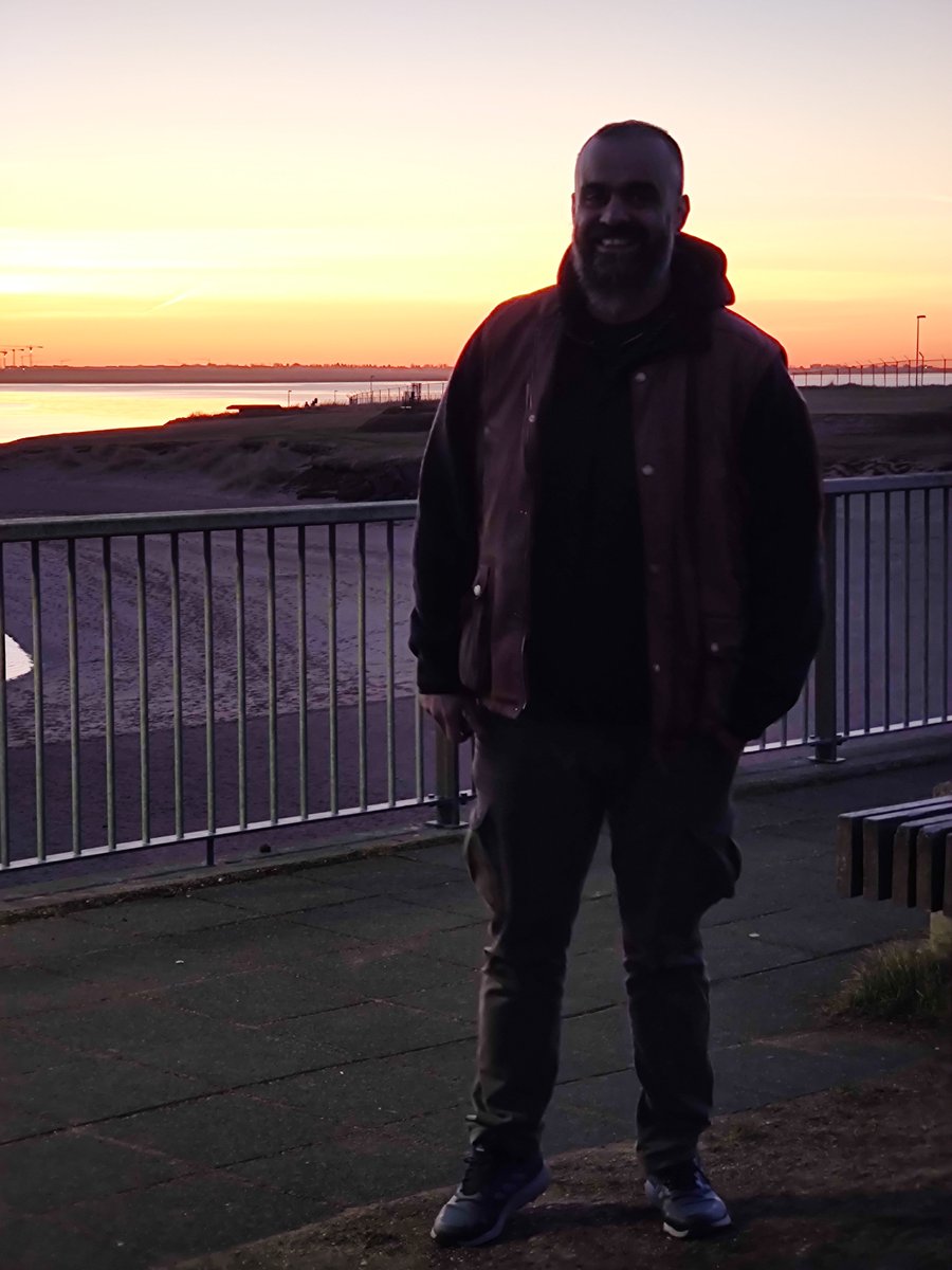 Áður fyrr var ég bara með vasa á buxunum og jakkanum, en nú? Á þessari mynd er ég með 36 vasa á mér! 😳 Frá smávösum fyrir klink til stórra vasa fyrir... ja, ég er ekki alveg viss. Hefur einhver annar farið í gegnum svona ótrúlegu vasaþróun? #Vasavæðing #HvarEndarÞetta