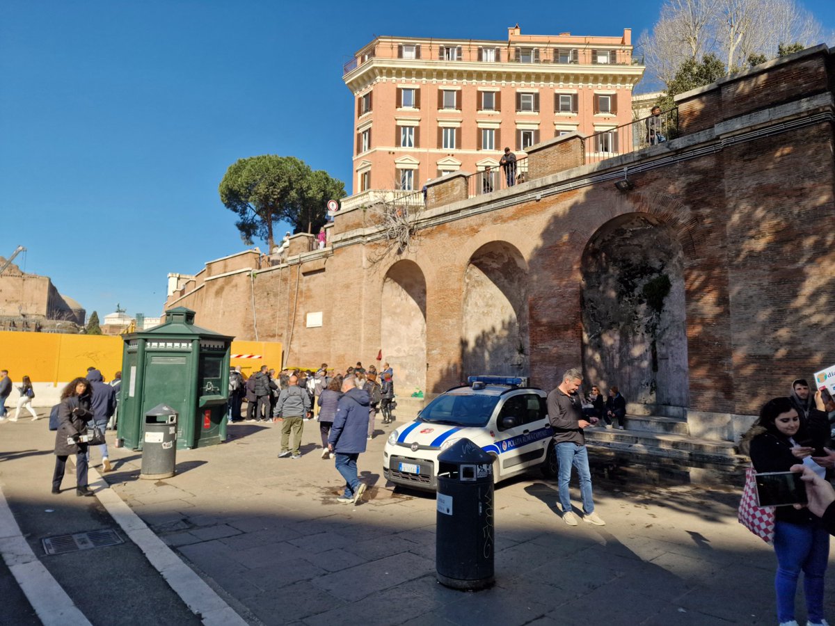 Oggi la metro #colosseo e la piazza del @ParcoColosseo erano libere da Bagarini.Controlli della @PLRomaCapitale con i Carabinieri... Quando si vuole si può. @redazioneiene @agta_guide @Agenzia_Ansa @DilloaNoiRoma @gualtierieurope @PLRCparodyTM @g_sangiuliano