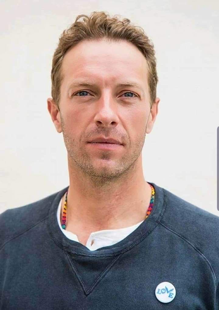 lnfosSeriesFR's tweet photo. #INFO Dakota Johnson et Chris Martin sont fiancés après 6 ans de relation. Félicitation à eux ! https://t.co/utok9L9oPA