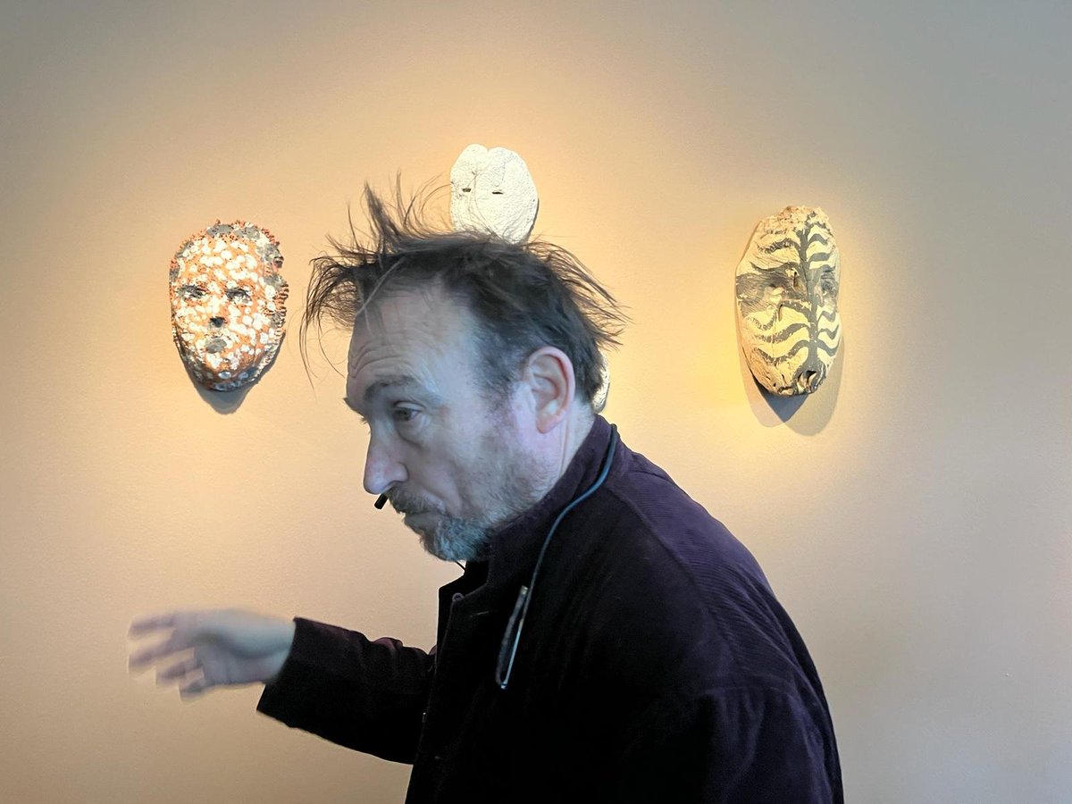 versiorac1's tweet photo. 🧑‍🎨L'artista Miquel Barceló aterra a la @PedreraFundacio, amb la mostra de ceràmica més completa que s'ha fet fins ara.

💥La @mariaxinxo ja ha pogut descobrir-la, amb l'artista mallorquí de guia. 

📻https://t.co/ouL394FWIV https://t.co/dyDbv1q2li