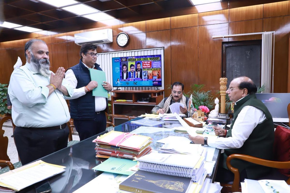 <a href="/ArvindKejriwal/">Arvind Kejriwal</a> अपना चुनावी घोषणा- पत्र मत भूलो ! संविदा स्वास्थ्य कर्मियों को स्थाई करने हेतु और <a href="/AamAadmiParty/">AAP</a>  पर दबाव बनाने के लिए <a href="/Virend_Sachdeva/">Virendraa Sachdeva</a> 
भाजपा प्रदेश अध्यक्ष से वार्ता हुई और उन्होंने पूर्ण सहयोग का आश्वासन दिया ! <a href="/LtGovDelhi/">LG Delhi</a> 
हमारी पीड़ा सुनने के लिए धन्यवाद!