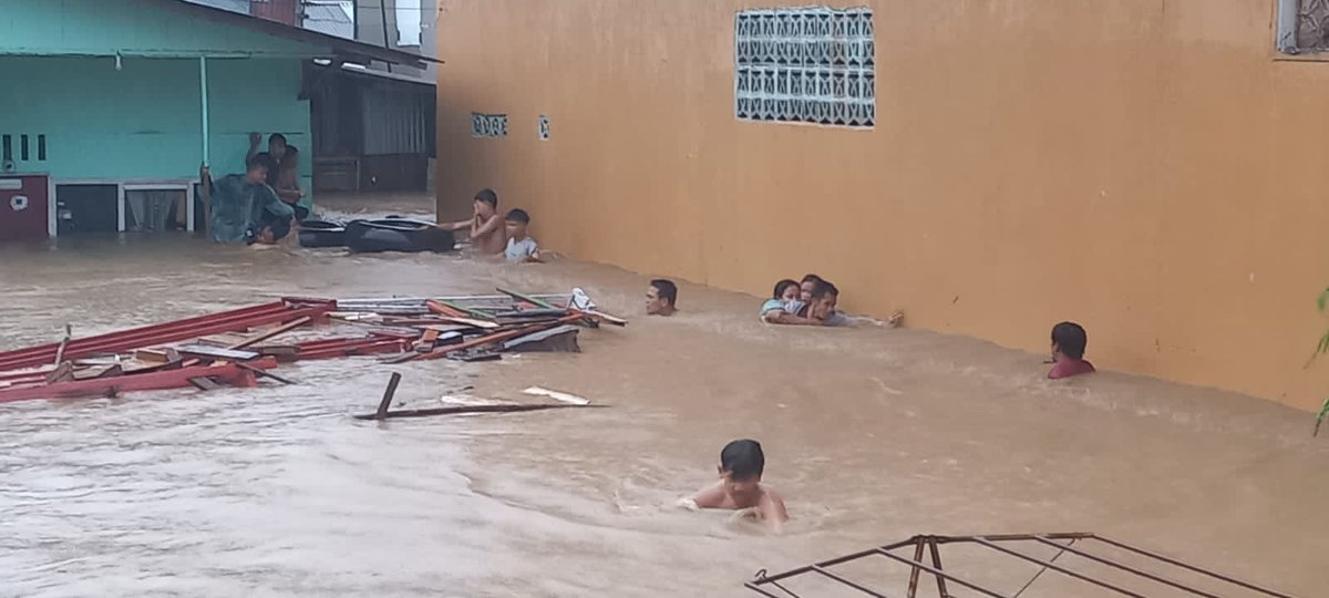 AndiPitopang7's tweet photo. Padang berduka.
😭😭😭😭
Mohon doa semua .
🙏🙏 https://t.co/xxr86dhnKQ