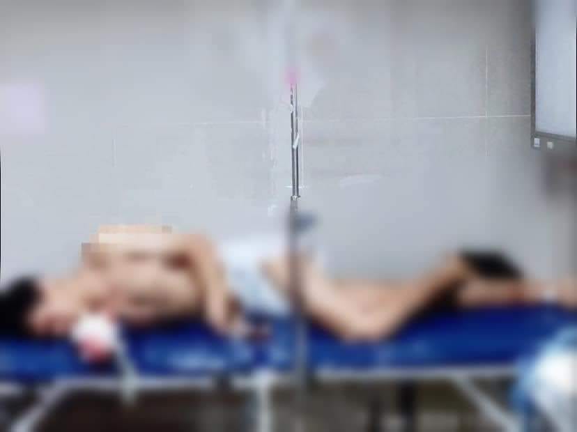 TrujilloManyas's tweet photo. ¡PIERDE LA MANO TRAS DETONAR DINAMITA!

Un delincuente venezolano pierde una mano, luego de detonar un explosivo entre las calles Ramiro Prialé y Wichanzao, en el distrito de La Esperanza, Trujillo. El sujeto fue trasladado por sus cómplices al Hospital Belén y luego huyeron. https://t.co/CrRbvHSMER