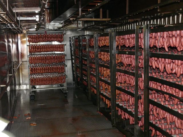 cuetopia's tweet image. Unloading 4,000 lbs of sausage out of smokehouse