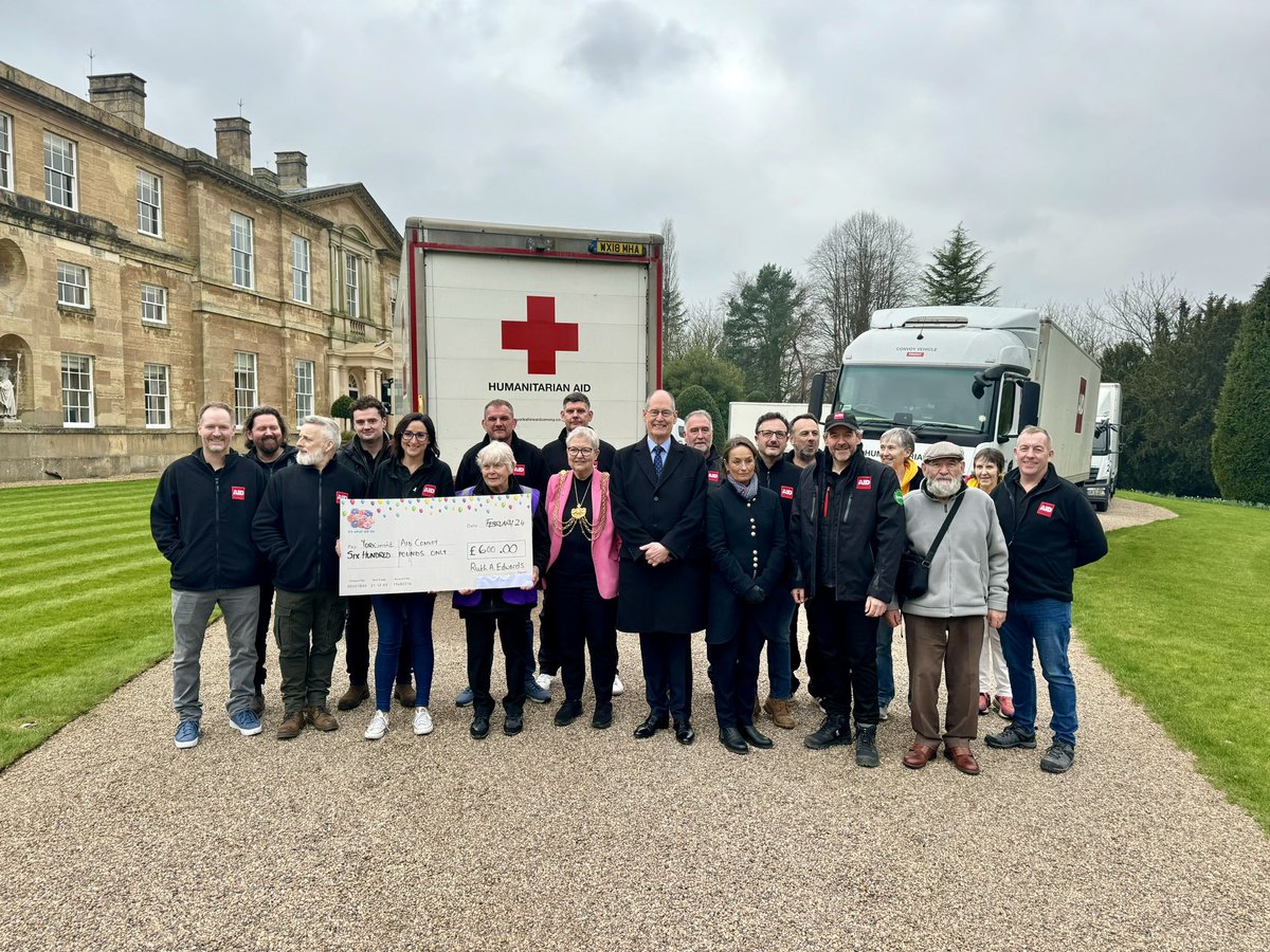 And we’re off! Thank you so much to @LordMayorLeeds and @joropner1 @LL_North_Yorks, for waving us off! And huge thank you to @bowcliffehall for looking after us so well! #ukraine #yorkshire